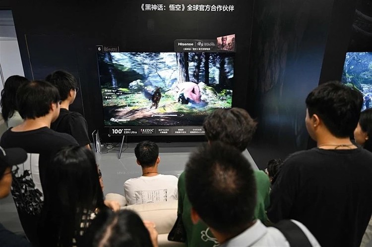 Người chơi trải nghiệm Black Myth: Wukong tại Thượng Hải vào ngày ra mắt 20/8. Ảnh: CFP.