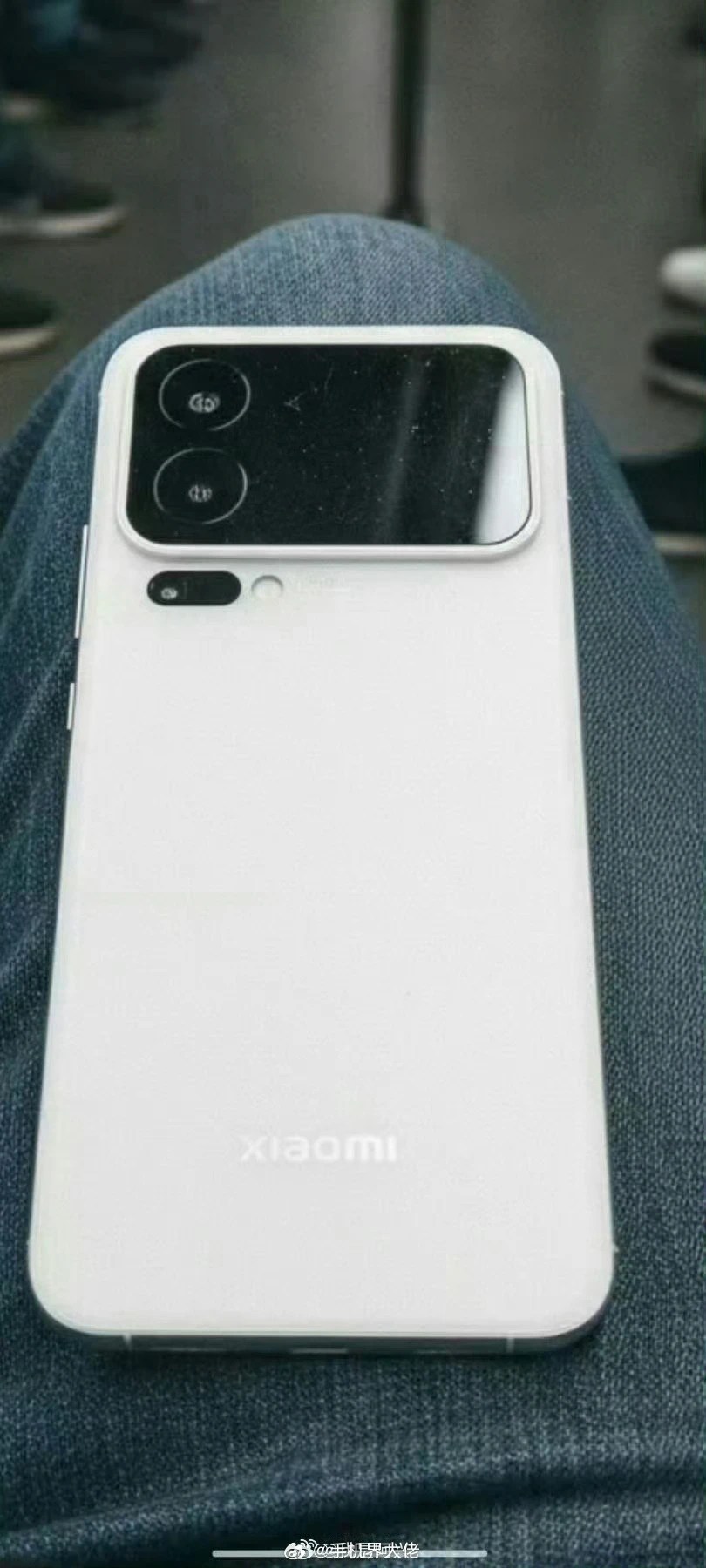 Xiaomi 16 Pro Max lộ hình ảnh màn hình phụ ở mặt lưng